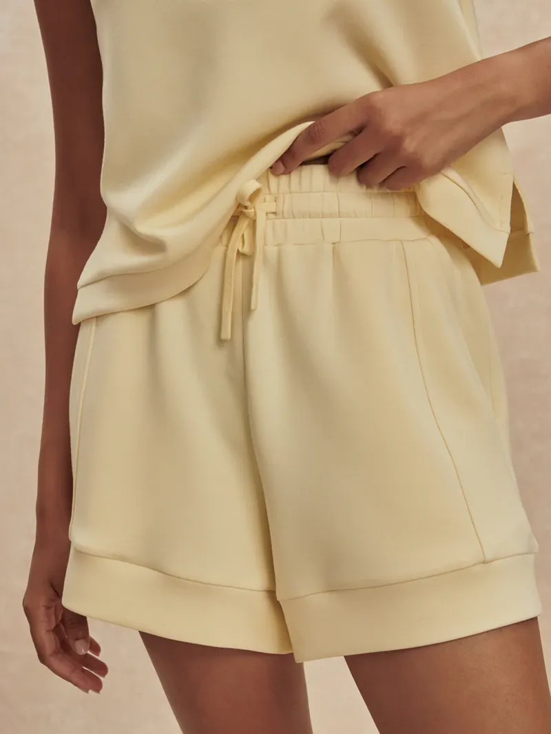 Varley Atrium High-Rise Short 4.5 - Anise Flower-1